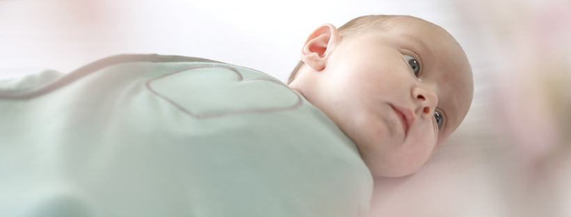 Wanneer en hoe ga je je baby leren slapen zonder inbakerdoek?